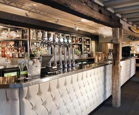 ホテル The Blue Anchor Feering エクステリア 写真